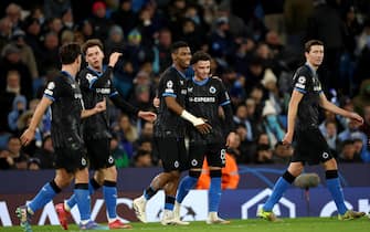 epa11861848 Raphael Onyedika (CL) of Brugge celebrates with teammates after scoring the opening goal during the UEFA Champions League match between Manchester City and Club Brugge in Manchester, Britain, 29 January 2025.  EPA/ADAM VAUGHAN