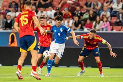 epa12181982 Juanma Herzog (L) and Rafa Marin (R) of Spain in action against Giuseppe Ambrosino of Italy (C) during the UEFA Under-21 Championship group stage soccer match between Spain and Italy in Trnava, Slovakia, 17 June 2025.  EPA/JOZEF JAKUBCO