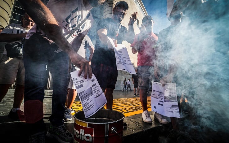 Un centinaio di aderenti al movimento disoccupati '7 novembre' della '167' ha inscenato nella mattinata di oggi una manifestazione contro il 'caro energia' bruciando le ultime fatture per le forniture di corrente e gas dinanzi agli uffici della posta centrale in piazza Matteotti a Napoli. Napoli 2 Settembre 2022. ANSA/CESARE ABBATE 