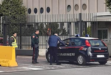 Carabinieri e Polizia Locale davanti allo stabilimento Esselunga dove stamattina un uomo è deceduto in un incidente sul lavoro per lo schiacciamento da parte di un camion in via Giambologna a Pioltello, 28 Aprile 2023. ANSA/ANDREA CANALI