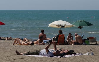 Bagnanti in spiaggia sul Lido di Castel Porziano e Ostia, 09 maggio 2021. 
 ANSA/EMANUELE VALERI