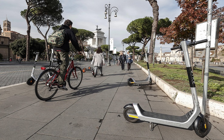 Nuovo codice della strada, cosa cambia per biciclette e monopattini ...