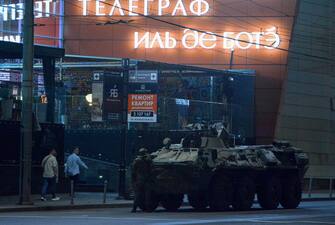 epa10708999 Russian servicemen block a street in downtown Rostov-on-Don, southern Russia, 24 June 2023. Security and armoured vehicles were deployed after private military company (PMC) Wagner Group s chief Yevgeny Prigozhin said in a video that his troops had occupied the building of the headquarters of the Southern Military District, demanding a meeting with Russia s defense chiefs.  EPA/ARKADY BUDNITSKY