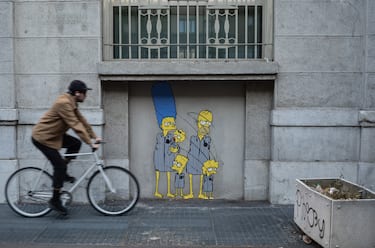 Danneggiato con bombolette spray il murales rappresentante i Simpsons internati nei campi di concentramento sulla fiancata del memoriale della Shoah
Milano, 18 aprile 2023, ANSA/Davide Canella