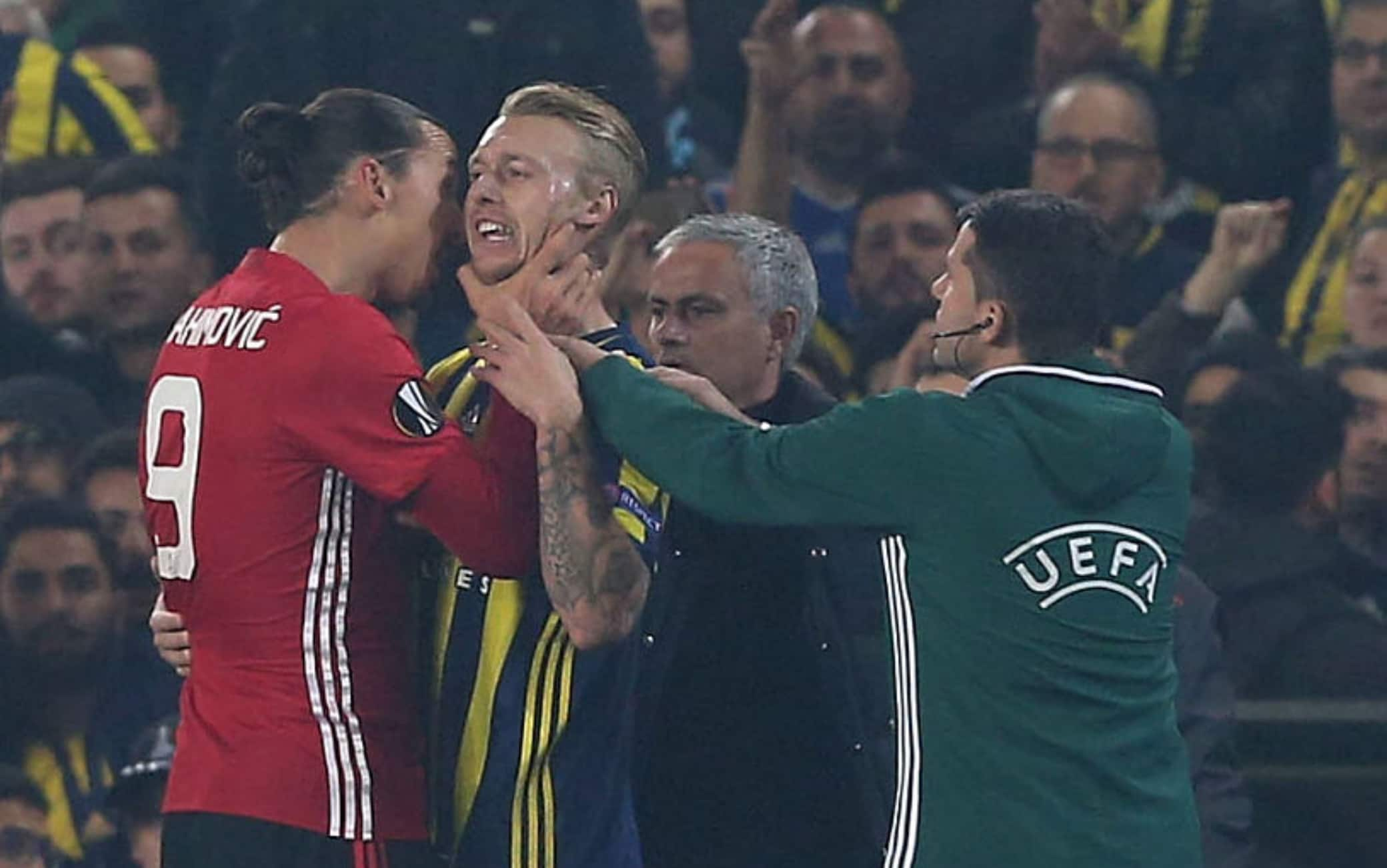 Ibrahimovic, mani sul collo di Kjaer