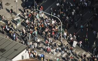 La manifestazione nazionale per la Palestina e per il cessate il fuoco a Gaza con oltre 10mila persone per le vie del centro. Nella foto: Manifestanti con bandiere e striscioni durante il corteo