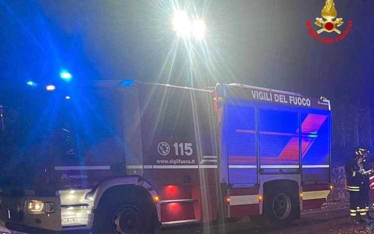 Due ventenni sono morti la notte scorsa in un incidente stradale alle porte di Lecco, a un'uscita della Superstrada 36, sul lungolago in località Caviate. Viaggiavano a bordo di un'auto che è uscita di strada e si è ribaltatata. Le vittime avevano 21 e 22 anni. L'incidente si è verificato alle 2.30. E' stato dato l'allarme da altri automobilisti e sul posto, con i soccorritori di Areu, sono intervenuti la Polizia, i Vigili del fuoco e l'elisoccorso. La dinamica della tragedia è ora al vaglio delle forze dell'ordine.
ANSA/Vigili del fuoco +++ ANSA PROVIDES ACCESS TO THIS HANDOUT PHOTO TO BE USED SOLELY TO ILLUSTRATE NEWS REPORTING OR COMMENTARY ON THE FACTS OR EVENTS DEPICTED IN THIS IMAGE; NO ARCHIVING; NO LICENSING +++ NPK +++