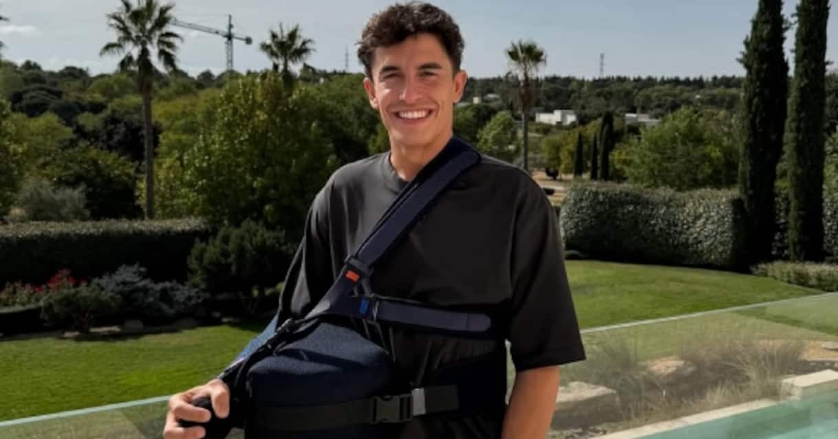 https://static.sky.it/editorialimages/6a2f29cbe4ac794e75207b55ac76b2429112aa71/skysport/it/motori/motogp/video/2025/10/17/marc-marquez-valencia-bulega-portimao-ducati-news-1043778/marquez_spalla_social_og.jpg?im=Resize,width=1218