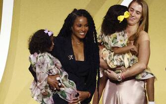 Sabrina Ionescu e Ciara con le figlie di Kobe Bryant, Capri e Biankasul, durante la cerimonia di ingresso nella Hall of Fame di Kobe Bryant