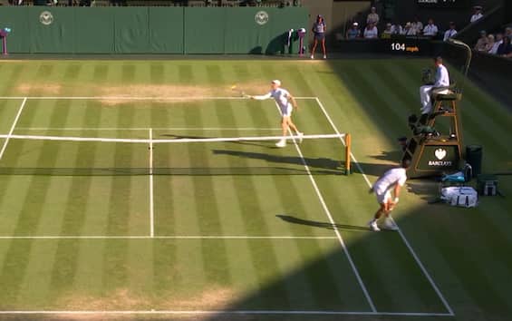 https://static.sky.it/editorialimages/6a48d5123e8b85b62a3905f4e2e1f8ba9d815996/skysport/it/tennis/video/2025/07/11/sinner-djokovic-wimbledon-punto-video/sinner-stamp-ok.jpg?im=Resize,width=565