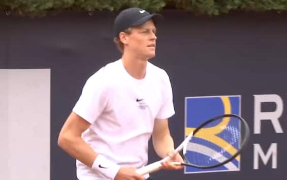 https://static.sky.it/editorialimages/6a4eece3edcb3b21330cef6c5e7b52f7e3d31637/skysport/it/tennis/video/2025/05/17/sinner-atp-roma-allenamento-oggi-news-video/sinner_screen_12.jpg?im=Resize,width=565