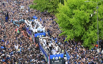 Inter Milan players and staff parade on buses to celebrate the scudetto after the Italian Serie A football match between Inter Milan and Torino outside the San Siro Stadium in Milan,  on April 28, 2024. Inter clinched their 20th Scudetto with a 2-1 victory over AC Milan on April 22, 2024. (Photo by Piero CRUCIATTI / AFP)