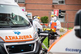 Milano - Emergenza COVID-19 - Pronto Soccorso dell'Ospedale Niguarda, fila di Ambulanze e personale sanitario