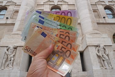 Euro , soldi banconote - inflazione e dÃ¬crollo della borsa (Rich / IPA/Fotogramma,  - 2019-09-23) p.s. la foto e' utilizzabile nel rispetto del contesto in cui e' stata scattata, e senza intento diffamatorio del decoro delle persone rappresentate