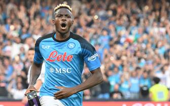  Napoli's forward Victor Osimhen  jubilates with his teammate after scoring the goal     in action during the Italian Serie A soccer match SSC Napoli vs  ACF Fiorentina  at ' Diego Armando Maradona' stadium in Naples, Italy, 7 may  2023  
ANSA / CIRO FUSCO