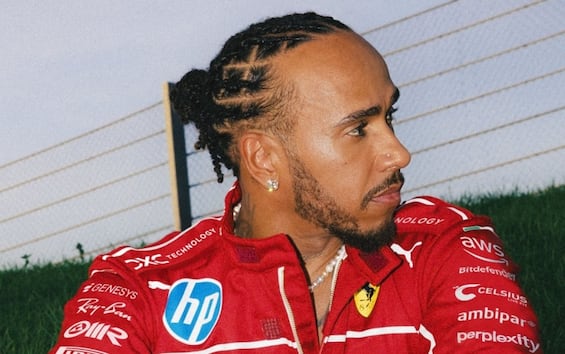 https://static.sky.it/editorialimages/6a8e8ae6d2b4989aaf5a633e5315ac419fed0fd2/skysport/it/motori/formula-1/video/2025/07/03/f1-gp-silverstone-hamilto-ferrari-intervista-video/f1_ferrari_twitter_hamilton_2025_3.jpg?im=Resize,width=565