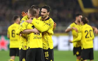 epa11219225 Dortmund's Mats Hummels (R) celebrates with teammates after the UEFA Champions League Round of 16, 2nd leg soccer match between Borussia Dortmund and PSV Eindhoven, in Dortmund, Germany, 13 March 2024.  EPA/Christopher Neundorf