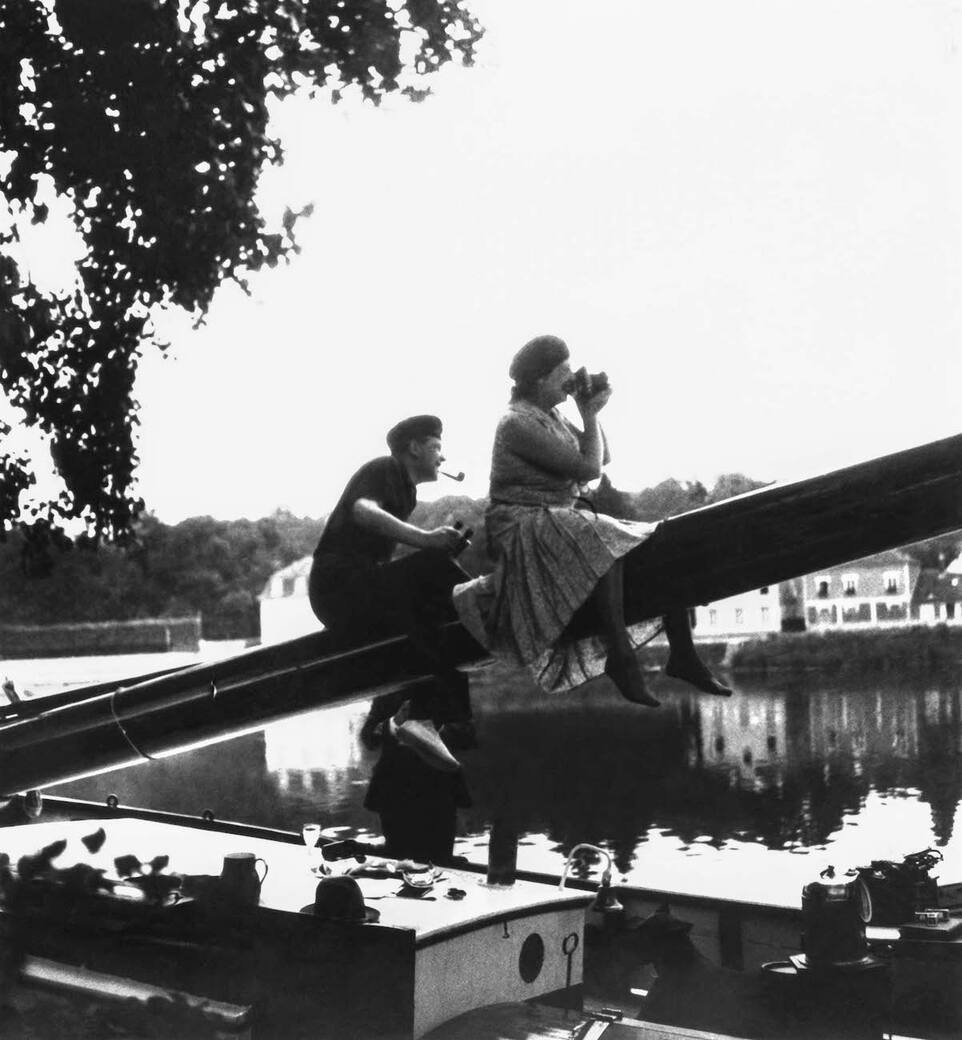 Simenon e la pioniera della fotografia d’avanguardia Germaine Krull, a bordo dell’Ostrogoth. Insieme realizzarono il primo romanzo poliziesco illustrato La Folle d’Itteville, con 104 fotografie a corredo del testo. 1931 / Coll. John Simenon. © Simenon.™