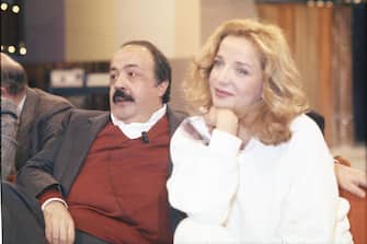 Il giornalista Maurizio Costanzo e l'attrice Simona Izzo, durante un dibattito in un teatro, Roma, anni '80. ANSA
