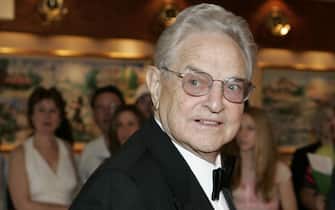 WASHINGTON - APRIL 29:  Financier George Soros arrives at the White House Correspondents' Dinner April 29, 2006 in Washington, DC.  (Photo by Joshua Roberts/Getty Images)