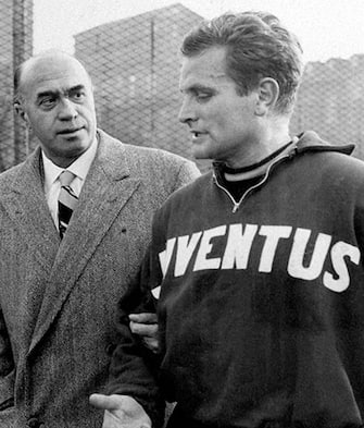 TURIN, ITALY: Juventus player Giampiero Boniperti with Giovanni Ferrari before a training session on 1960 in Turin, Italy. (Photo by Juventus FC - Archive/Juventus FC via Getty Images)