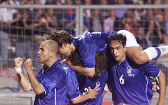 SMM30-19980617-MONTPELLIER: Italian players jubilate after forward Christian Vieri (2nd L under) scored a second goal for their team, 17 June at the Stade de la Mosson in Montpellier during the 1998 Soccer World Cup Group B first round match between Italy and Cameroon. Italy won 3-0. (at L Dino Baggio, at R Alessando Nesta, others are unidentified) (ELECTRONIC IMAGE)   EPA PHOTO/AFP/OMAR TORRES