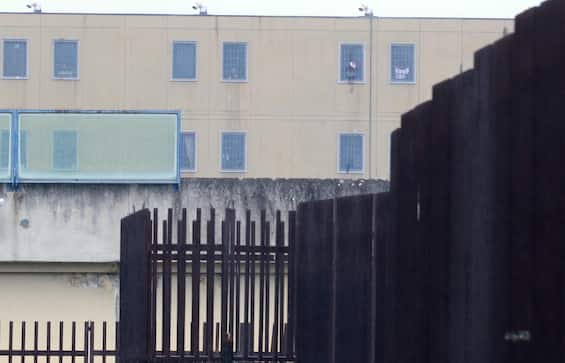 Carcere di Prato, stupri e torture tra i detenuti: aperta un