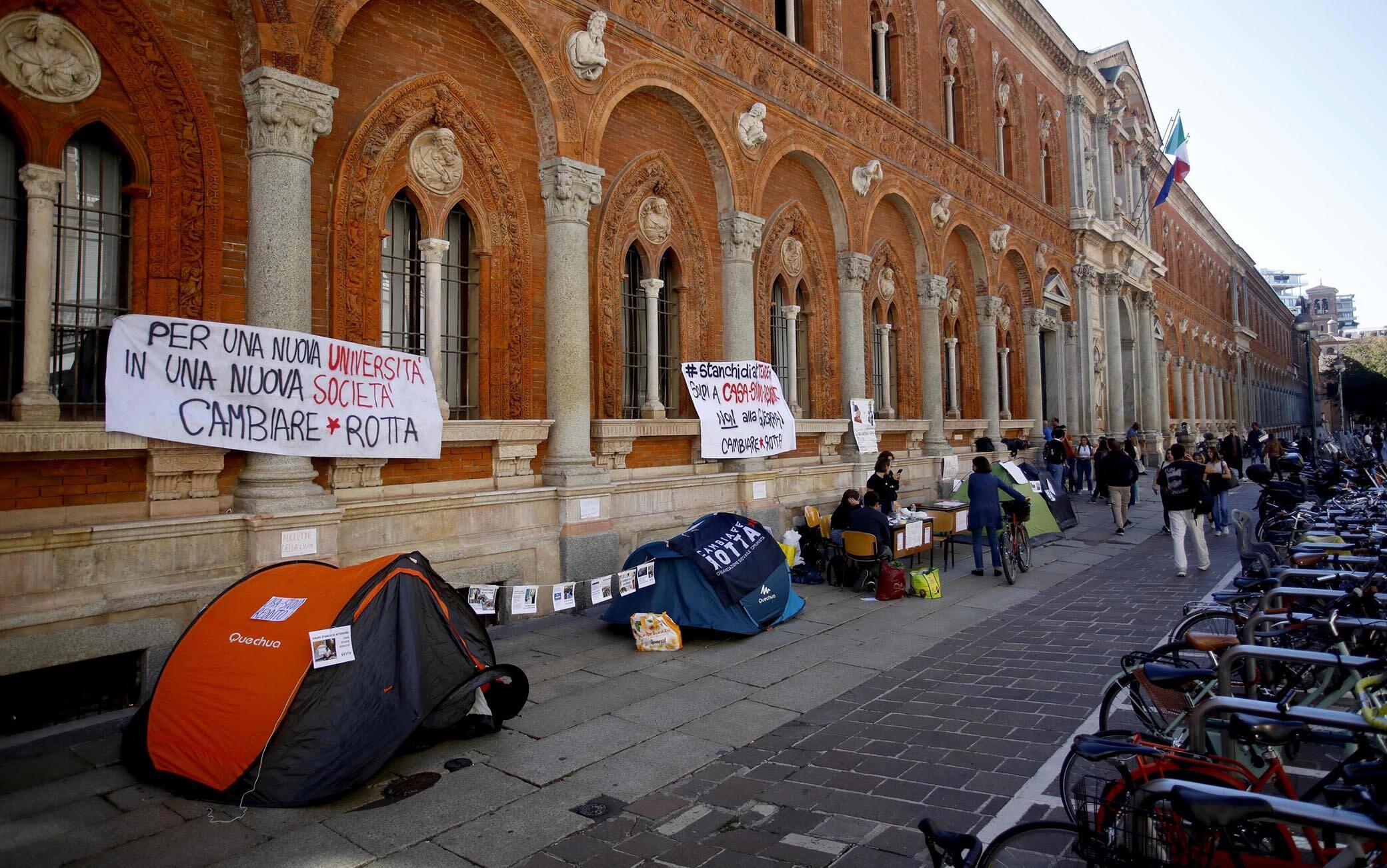 Caro Affitti, Gli Studenti Tornano In Tenda Davanti Alle Università ...