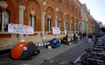 Un momento della protesta degli studenti in tenda contro il caro affitti davanti all'Università Statale a Milano, 3 febbraio 2023.ANSA/MOURAD BALTI TOUATI