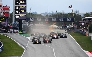 CIRCUIT DE BARCELONA-CATALUNYA, SPAIN - JUNE 04: Max Verstappen, Red Bull Racing RB19, leads Carlos Sainz, Ferrari SF-23, Sir Lewis Hamilton, Mercedes F1 W14, Lance Stroll, Aston Martin AMR23, Lando Norris, McLaren MCL60, and the rest of the field at the start during the Spanish GP  at Circuit de Barcelona-Catalunya on Sunday June 04, 2023 in Barcelona, Spain. (Photo by Mark Sutton / Sutton Images)