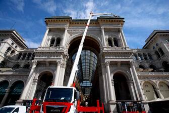 Lavori di pulizia dei graffiti sul frontone della Galleria Vittorio Emanuele II a Milano, 9 agosto 2023. ANSA/MOURAD BALTI TOUATI