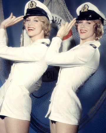 ALICE UND ELLEN KESSLER - DIE KESSLER ZWILLINGE im ShowkostÃ¼m. Studioaufnmahme, 1959. Alice and Ellen Kessler - The Kessler Twins, Studio Still, 1959.
