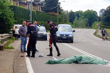 I Carabinieri sul luogo dell'incidente tra un'auto e una bicicletta in cui è morto un ciclista di 46 anni residente in provincia di Milano, 14 maggio 2023. Lo scontro è avvenuto a Calco (Lecco), sulla statale Briantea.   ANSA/Cardini