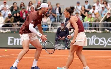 epa12157033 Sara Errani (R) and Andrea Vavassori of Italy celebrate a point during the Mixed Doubles final match against US players Taylor Townsend and Evan King at the French Open Grand Slam tennis tournament at Roland Garros in Paris, France, 06 June 2025.  EPA/TERESA SUAREZ