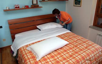 DONNA FA IL LETTO LAVORI DOMESTICI CASALINGA