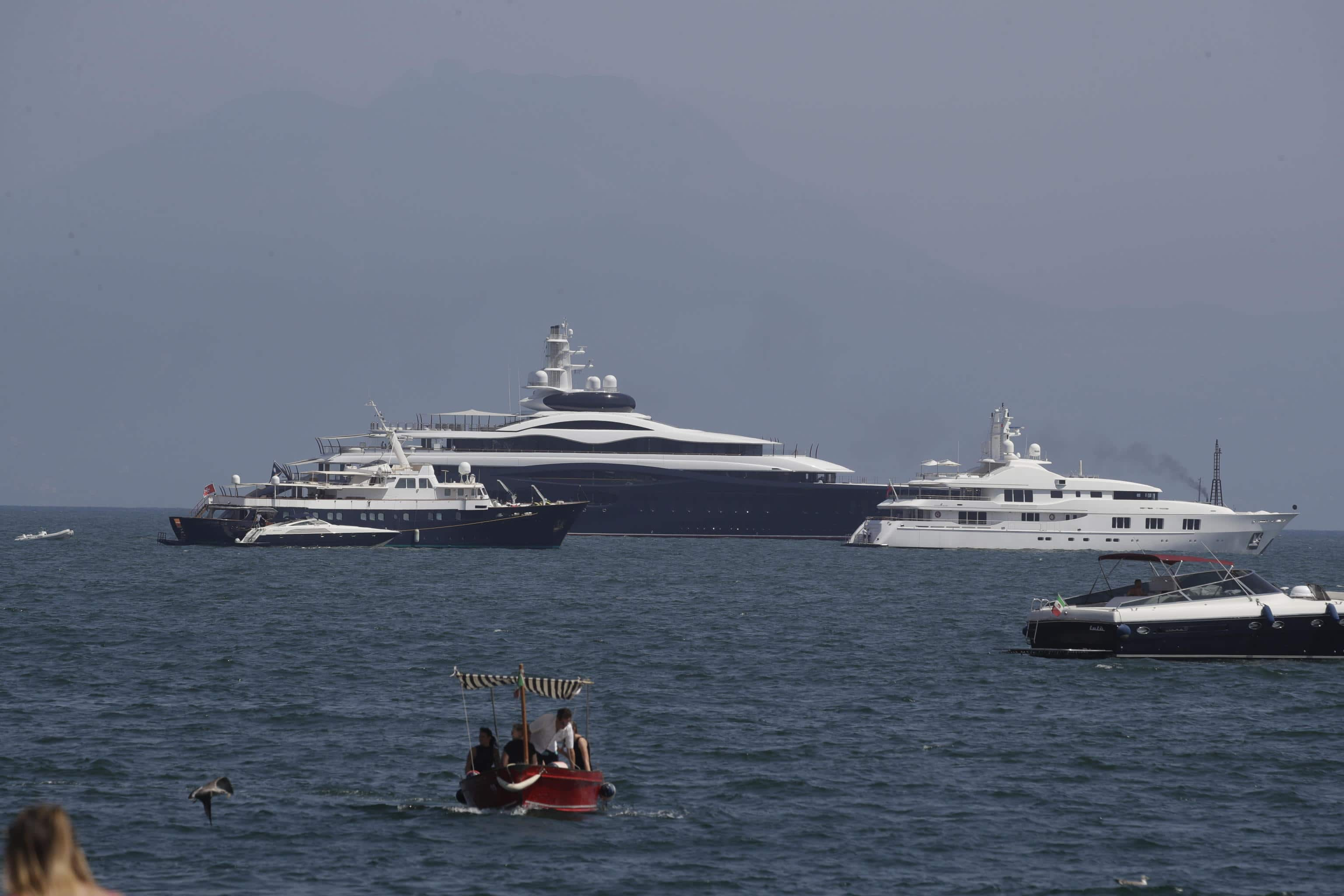 Il mega yacht di Mark Zuckerberg in rada davanti via Caracciolo, Napoli, 08 luglio 2024.
ANSA (NPK)