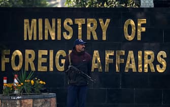 A Pakistani police officer stands guard outside the Ministry of Foreign Affairs in Islamabad on January 18, 2024. Pakistan said on January 18 it had carried out strikes against militant targets in Iran, after Tehran launched attacks on Pakistani territory earlier this week. (Photo by Aamir QURESHI / AFP)