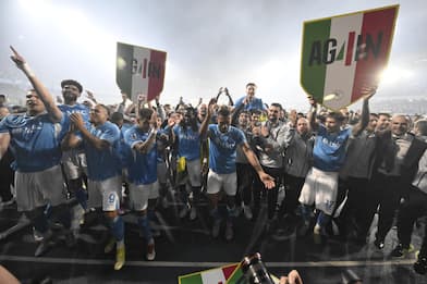 SSC Napoli s players celebrate the Scudetto, the trophy of Italian Serie A Championship, at the end of the Italian Serie A soccer match SSC Napoli vs Cagliari Calcio in Naples, Italy, 23 May 2025.
ANSA/CIRO FUSCO