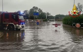 Oltre a Cesenatico, in provincia di Forlì-Cesena le altre zone più colpite dal maltempo sono pure Gatteo e Savignano. Decine sono gli interventi dei vigili del fuoco del comando provinciale per persone bloccate in casa dall'acqua, per autisti in difficoltà, alberi caduti e allagamenti.
ANSA/VIGILI DEL FUOCO
+++ ANSA PROVIDES ACCESS TO THIS HANDOUT PHOTO TO BE USED SOLELY TO ILLUSTRATE NEWS REPORTING OR COMMENTARY ON THE FACTS OR EVENTS DEPICTED IN THIS IMAGE; NO ARCHIVING; NO LICENSING +++ NPK +++