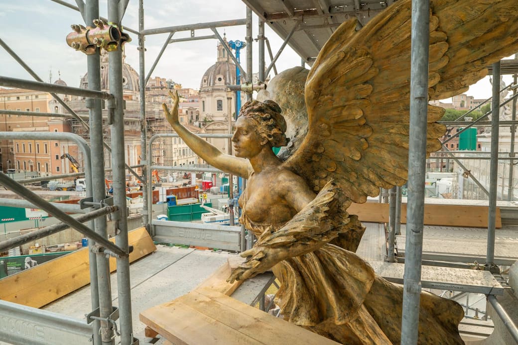 Dettaglio_Vittoria_Alata_di_Edoardo_Rubino_del_pennone_di_sinistra_di_Gaetano_Vannicola._Foto_VIVE-Vittoriano_e_Palazzo_Venezia.jpg