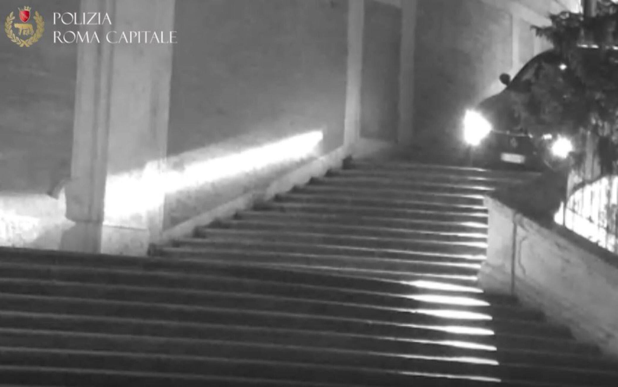 L'auto sulle scale di Trinità dei Monti La Maserati sulla scalinata di Trinità dei Monti a Roma la notte dello scorso 11 maggio 2022. ANSA/ ROMA CAPITALE ++HO - NO SALES EDITORIAL USE ONLY++