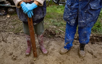 ALLUVIONE IN EMILIA ROMAGNA - Cesena 21 maggio 2023 in questa foto le case di Ronta di Cesena che sono state coinvolte nell'alluvione e nello straripamento del fiume; ma la macchina della solidarietà si è messa in moto con tanti giovani volontari che arrivano da tutta l'Emilia Romagna per aiutare i concittadini cesenati a togliere il fango da cantine e case (cesena - 2023-05-21, GIORGIO SALVATORI) p.s. la foto e' utilizzabile nel rispetto del contesto in cui e' stata scattata, e senza intento diffamatorio del decoro delle persone rappresentate