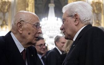 Il presidente della Repubblica Sergio Mattarella con il presidente emerito, Giorgio Napolitano, in occasione della cerimonia degli auguri di fine anno con i rappresentanti delle Istituzioni, delle forze politiche e della società civile, Palazzo del Quirinale, Roma, 19 dicembre 2018.
ANSA/UFFICIO STAMPA QUIRINALE/PAOLO GIANDOTTI
+++ ANSA PROVIDES ACCESS TO THIS HANDOUT PHOTO TO BE USED SOLELY TO ILLUSTRATE NEWS REPORTING OR COMMENTARY ON THE FACTS OR EVENTS DEPICTED IN THIS IMAGE; NO ARCHIVING; NO LICENSING +++