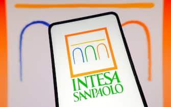 BRAZIL - 2023/03/21: In this photo illustration, the Intesa Sanpaolo logo is seen displayed on a smartphone. (Photo Illustration by Rafael Henrique/SOPA Images/LightRocket via Getty Images)