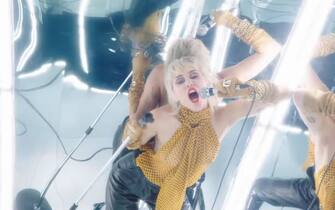 Miley Cyrus si spoglia completamente nuda e si rotola nelle caramelle nel video musicale del suo nuovo singolo Midnight Sky