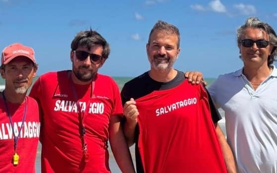Andrea Stramaccioni premiato dalla guardia costiera con la maglia rossa dei bagnini Andrea Stramaccioni premiato dalla guardia costiera con la maglia rossa dei bagnini