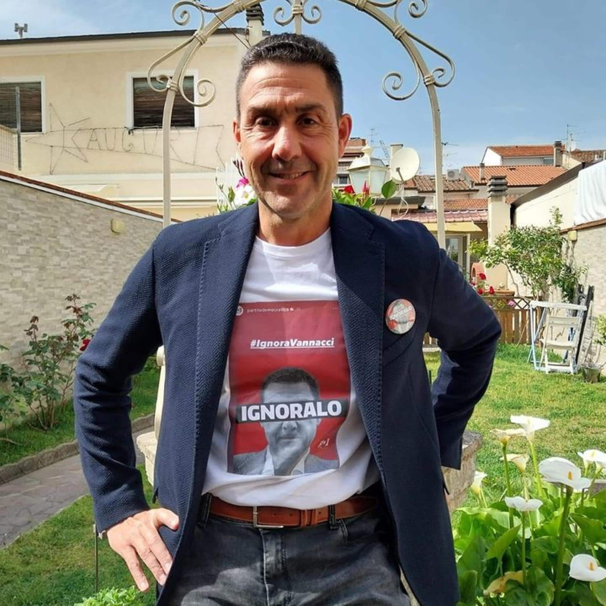 Roberto Vannacci risponde al Pd indossando una maglietta con stampata la grafica lanciata nei giorni scorsi sui social dal partito di Elly Schlein, con la foto del generale sbarrata dall'imperativo 'ignoralo', Roma, 29 Aprile 2024. X/lega salvini