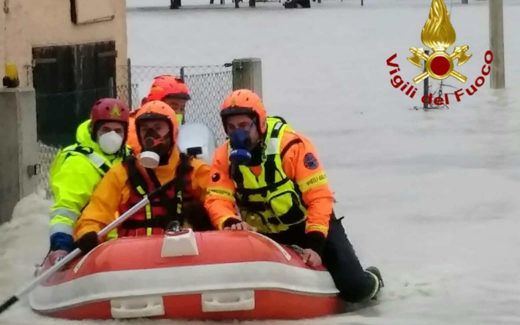 Il Tweet tratto dal profilo dei Vigili del Fuoco: #Maltempo, senza sosta il lavoro delle squadre dei #vigilidelfuoco su tutto il territorio italiano per far fronte ai danni causati da pioggia, vento e neve. In #Veneto svolti 850 interventi, 170 in #FVG, 150 in #EmiliaRomagna, 100 a #Napoli e 100 a #Messina, 7 Dicembre 2020.  TWITTER