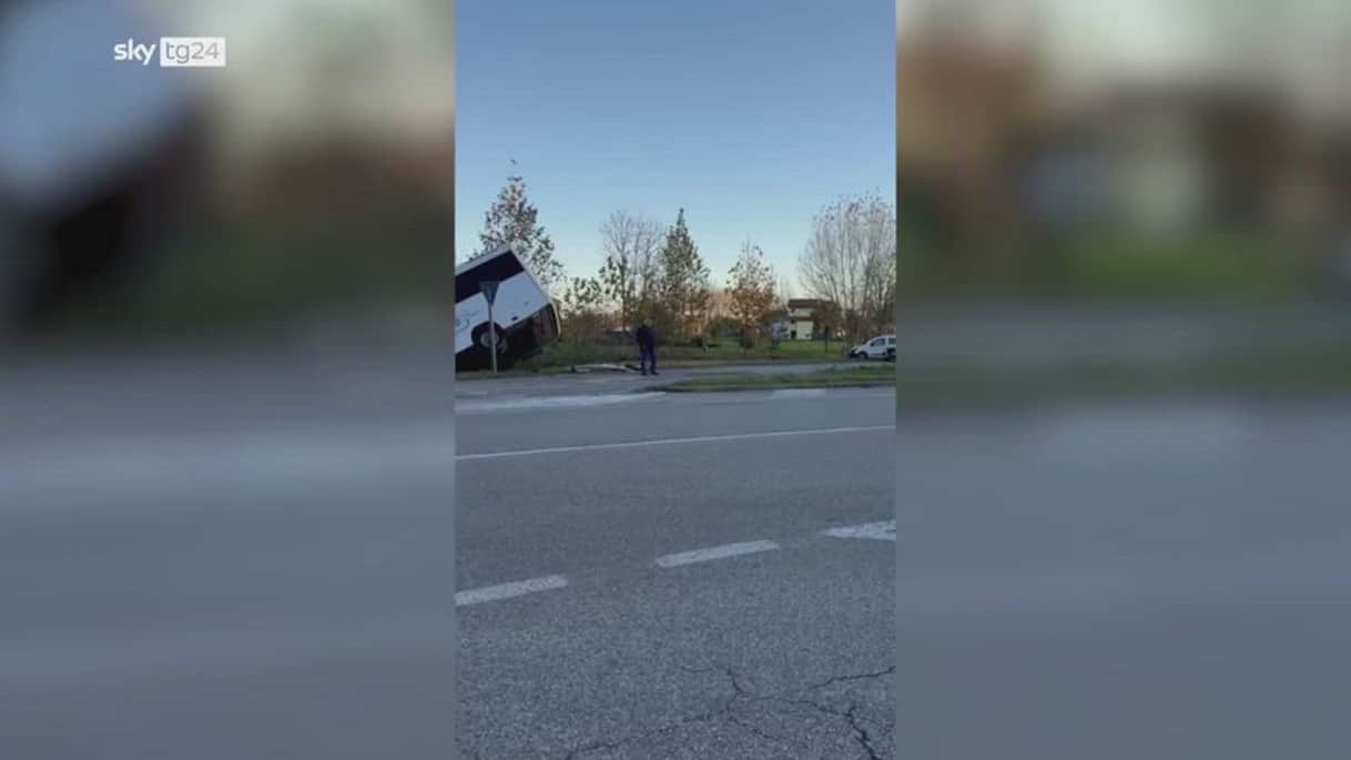 Sesto al Reghena, bus con studenti finisce in un fosso