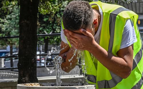 The fountain in Piazza del Municipio in Naples offers refreshment in the heat even to those engaged in work activities. Naples, July 1, 2025
ANSA / CIRO FUSCO